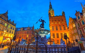 216789_neptun_oswietlone_kamienice_gdansk_polska